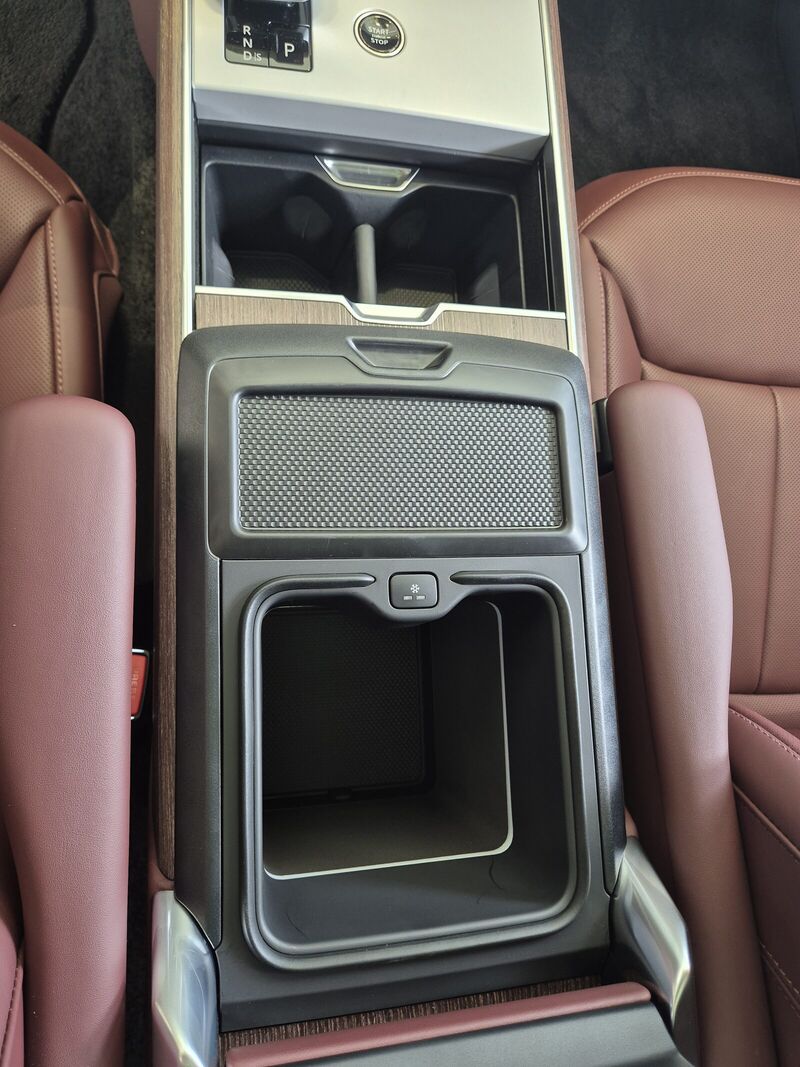 2026년형 레인지로버 차량을 랜드로버 대치 전시장에서 촬영한 사진
